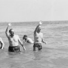 El famoso baño del embajador de EEUU en España, Angier B. Duke, y el ministro de  Turismo, Manuel Fraga.