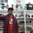 Riot Cinema Shop, regentada por Carlos Domínguez, un paraíso para los amantes del cine.