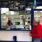 Imagen de la administración ubicada en la avenida Cabo de Gata de la capital, donde se ha vendido el número 29.031 agraciado con el quinto premio.