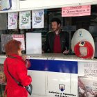 César Amado, del kiosco del Paseo de Almería, ha vendido un décimo del Gordo.