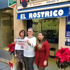 María del Mar Rodríguez regenta la administración de lotería más antigua de Almería.