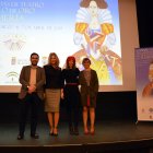 Noelia Iglesias, junto a representantes de las instituciones organizadoras del festival.