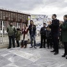 Los padres de Gabriel descubrieron la placa conmemorativa junto al alcalde.