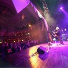 Jon Keats abrió la noche musical ante un abarrotado Teatro Cervantes.