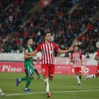 Álvaro Giménez celebra un gol ante el Sporting.