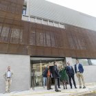 así es el edificio en el exterior con acero corten en una doble piel.