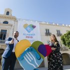 Alcalde y concejal celebrando la concesión de la capitalidad