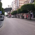 Muchos de los comercios del Paseo de Almería ya están en rebajas.