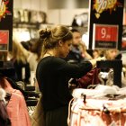 Imagen de archivo de las rebajas de invierno en el centro de Almería.