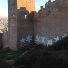 Pintadas aparecidas en la muralla de San Cristóbal.