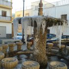La fuente de la plaza de Abrucena con témpanos de hielo, en una imagen de 2012.