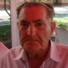 José Mullor Hernández sentado en el kiosko El Chirivía.