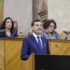 Juanma Moreno durante su discurso. Tras él, Marta Bosquet.