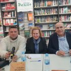 Mirta Núñez ayer en la Librería Picasso con Francisco J. Milán y Antonio Torres.