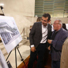 El alcalde observa uno de los proyectos