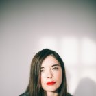 Luna Miguel vive en Barcelona, donde trabaja como periodista. Ha publicado cinco libros de poesía. (Foto: Martina Matencio)