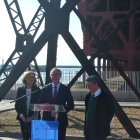 Guirao, en el centro, junto a Carmen Ortiz y Ramón de Torres