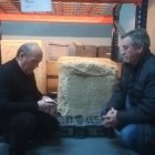 El presidente de Athenaa junto al vestigio romano.