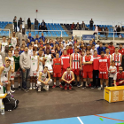 Los dos equipos en la pista.