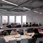 Sala de estudio llena de usuarios en su primer día