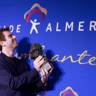 José Herrera con su Goya, en una imagen difundida por David Bisbal en Twitter.