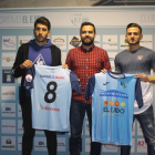 javi Fernández presentando a sus dos nuevos jugadores.