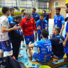 Los jugadores del Mintonette atendiendo las indicaciones de Juanichi.