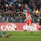 Demirovic no marcó a puerta vacía.