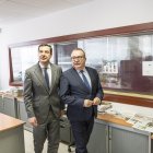 Juanma Moreno, presidente de la Junta, junto a Pedro M. de la Cruz, director de LA VOZ, durante su visita al periódico.