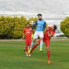 Samu Corral peleando un balón entre dos contrarios.