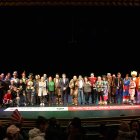 Foto de familia de los galardonados en las modalidades de cuartetos, murgas y comparsas, junto a los concejales y la secretaria de Femaca.