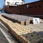 Desembarco del hachís del Lady Boss, que también será subastado.