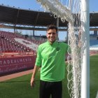 Álvaro Giménez posa en la portería del fondo sur.