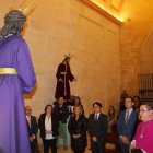 El alcalde y concejales junto a la hermana mayor de la Hermandad del Prendimiento y miembros de su junta de gobierno, inaugurando el Besapiés.