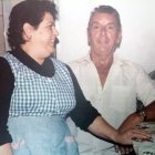 Amalia Lirola, con unos clientes franceses que recorrieron la Alpujarra para probar sus guisos.