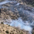 Humo y llamas en la zona del incendio, en una imagen del Infoca.