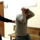 El acusado de cubre en el acceso a la sala de vistas