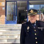 Ángel Fernández en la puerta de la Comisaría de El Ejido