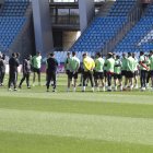 Charla del cuerpo técnico antes del entrenamiento.