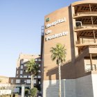 Ha tenido que ser trasladado al Hospital de Poniente con síntomas de intoxicación por el humo.