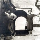 Indalecio en la Alcazaba, junto a su tía Luisa que vino de Francia.