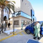 Legionarios aguardan en el tanatorio La Siempreviva de Alicante la salida del cuerpo de su compañero. (Foto: H. Fuentes)