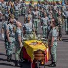 Homenaje al leginario fallecido en el patio de armas de la base de Viator.