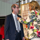 Ramón Fernández, en el momento de recibir la medalla.