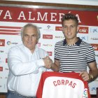 Alfonso García tiene en su mano un nuevo cheque al portador.