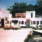 Fachada del cine Avenida en una imagen de los años 80, con el cartel de La mujer de rojo.