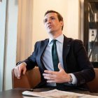 El presidente del Partido Popular atiende a LA VOZ durante su visita este martes a Almería.