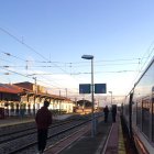 Viajeros del Talgo Almería-Madrid, parados en Vilches (Jaén). Foto: @Meriwan_