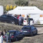 La acusada, vestida de rojo arriba, y el juez instructor y la fiscal abajo