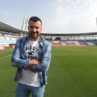 Carlos Hinojo posa para LA VOZ en la hierba del Mediterráneo.